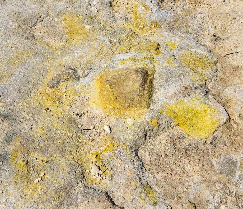 Incrostazioni di zolfo attorno a una piccola fumarola della Solfatara, ai Campi Flegrei