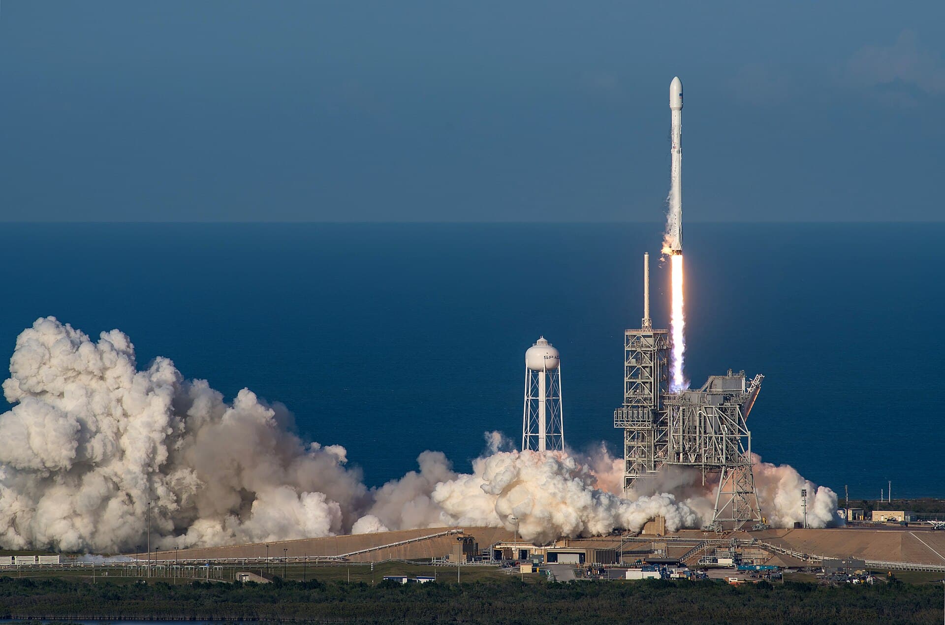 Razzo Lunga Marcia sulla rampa, il vettore che porta in orbita lo spaceplane Shenlong