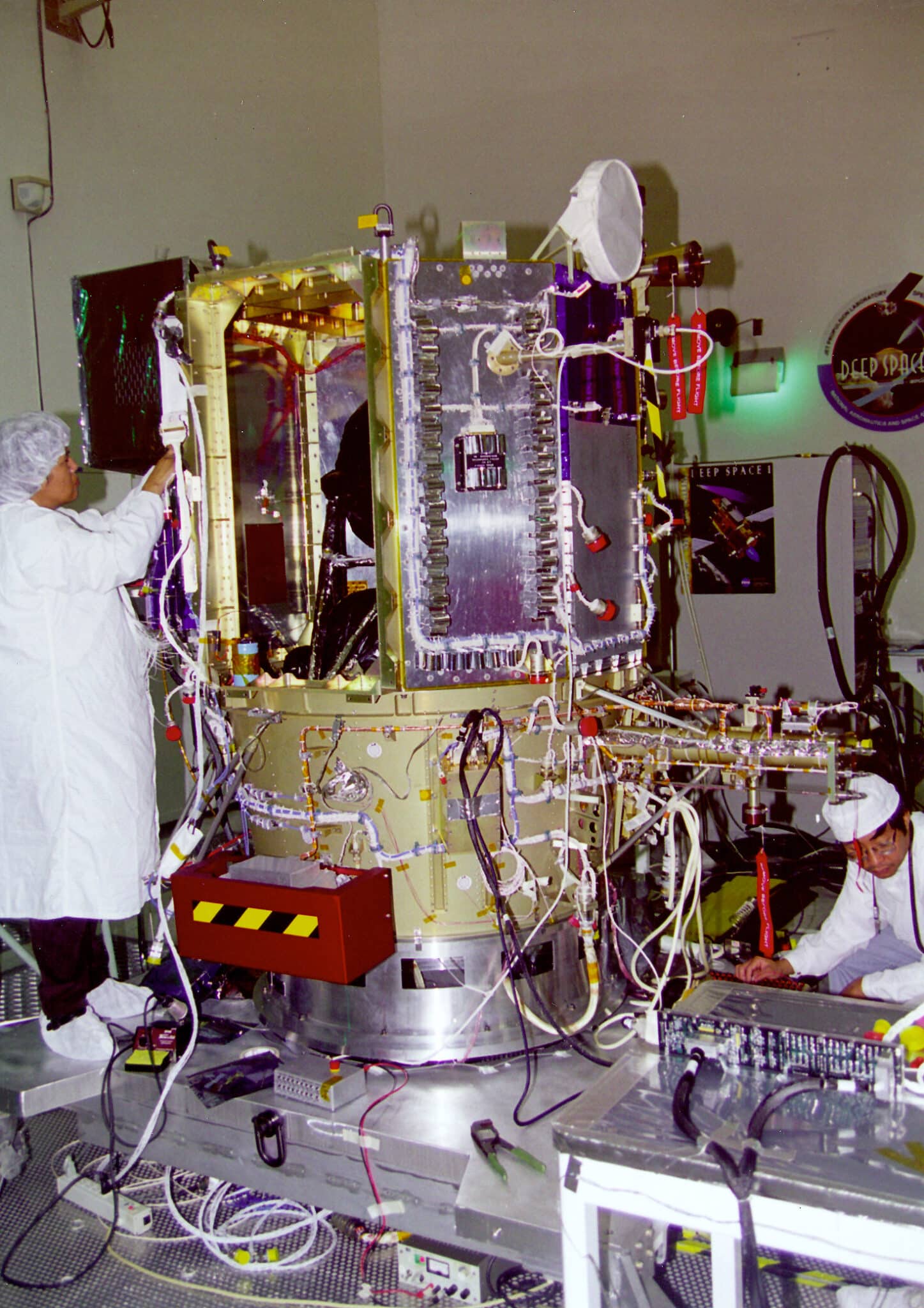 Satellite commerciale con pannelli solari, il tipo che ha fotografato lo spaceplane Shenlong