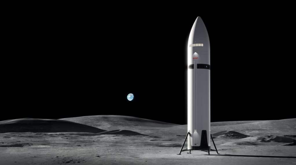 Il lander Starship HLS in piedi sulla superficie lunare, con la Terra piccola all'orizzonte. Starship