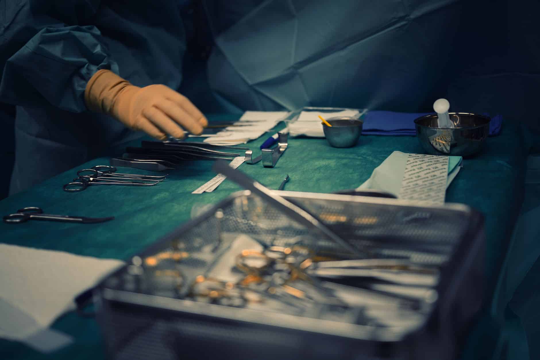 Ferri chirurgici su un tavolo di sala operatoria: le ferite dopo un intervento sono una delle porte d'ingresso della Candida Auris