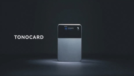 Il segretario AI TonoCard con il display OLED acceso su sfondo scuro, in un fotogramma del video della campagna